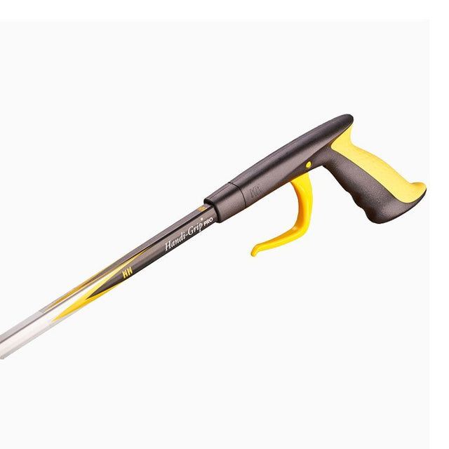 Närbild på griptångens svarta handtag med gul avtryckare och Handi-Grip Pro-logotyp