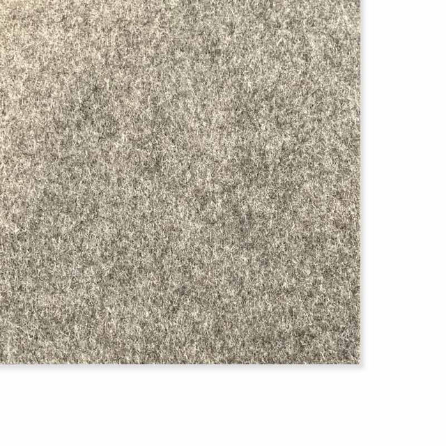 Närbild på den ljusgrå brandhämmande mattans yta och textur