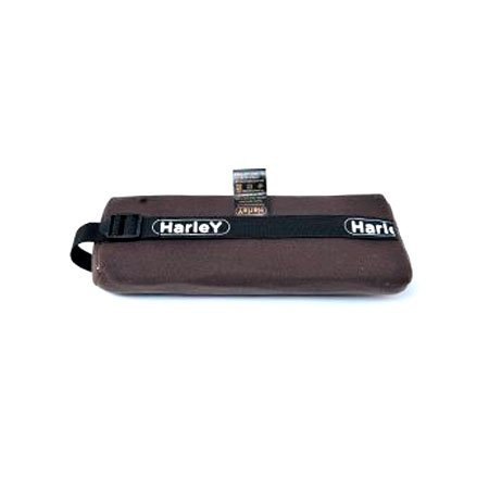 Svart ländkudde med fastsytt spännband med Harley-logotyp och spänne, sedd bakifrån