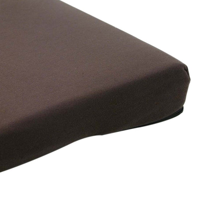 Närbild på en svart kilkudde i velour, visar tygets textur och en diskret dragkedja längs kanten