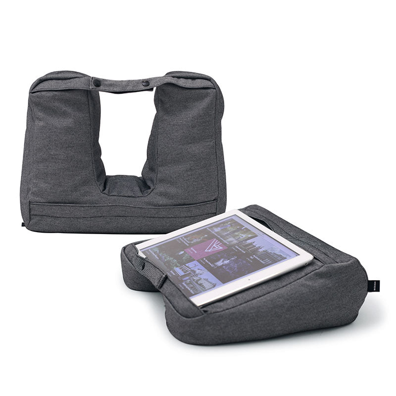 To grå 2-i-1 nakkepuder og iPad-holdere, den ene som nakkepude, den anden med en tablet