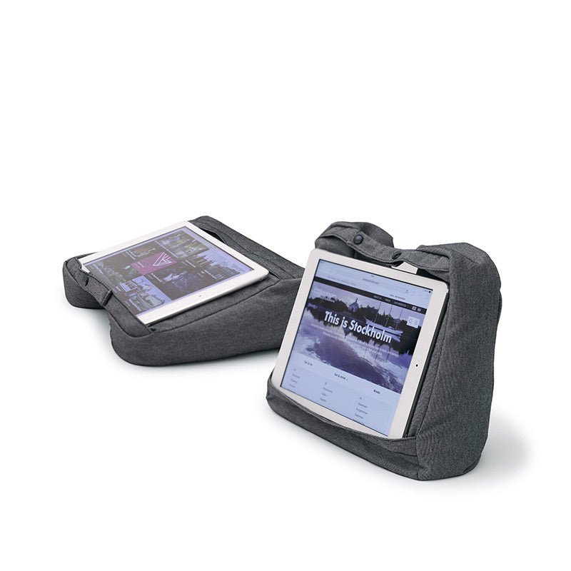 To grå 2-i-1 iPad-holdere, den ene holder en tablet vandret, den anden holder den lodret