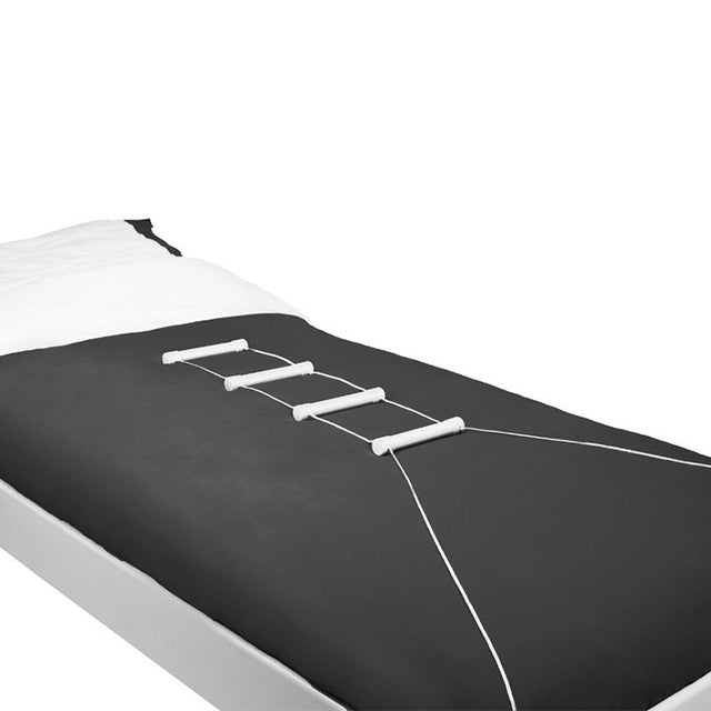 Repstege för sängen med fyra vita handtag utlagd på en mörkgrå säng, redo att monteras