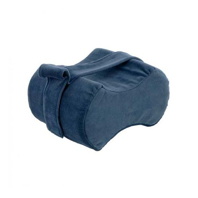 En mörkblå ergonomisk knäkudde av mjukt material med ett kardborreband, sedd från sidan mot vit bakgrund