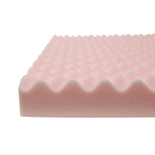 Närbild på den rosa tryckavlastande sittdynans vågiga yta och skummaterial