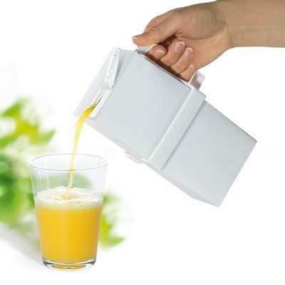 Vit kartonghållare som håller en juiceförpackning, en hand häller upp apelsinjuice i ett glas