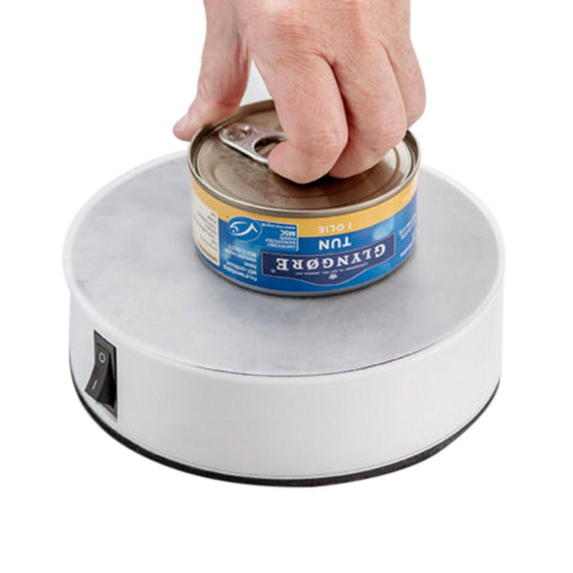 Grå Easy-Cover skyddsduk på en Easy-Up burköppnare, med en hand som håller en tonfiskburk