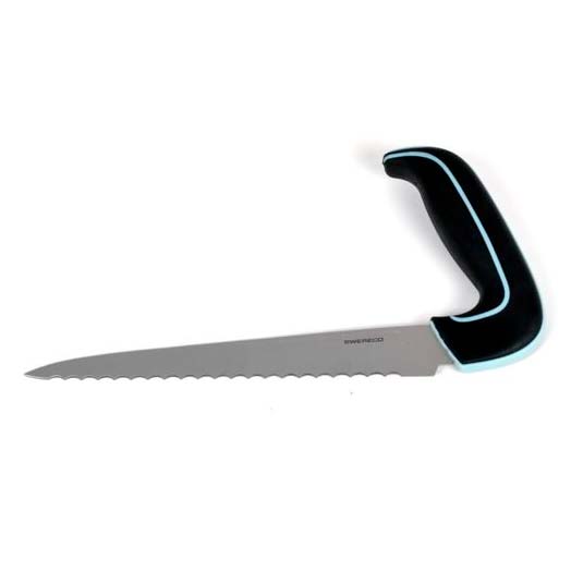 Ergonomisk brödkniv med vinklat svart handtag och ljusblå kant, tandat silverfärgat blad på vit bakgrund
