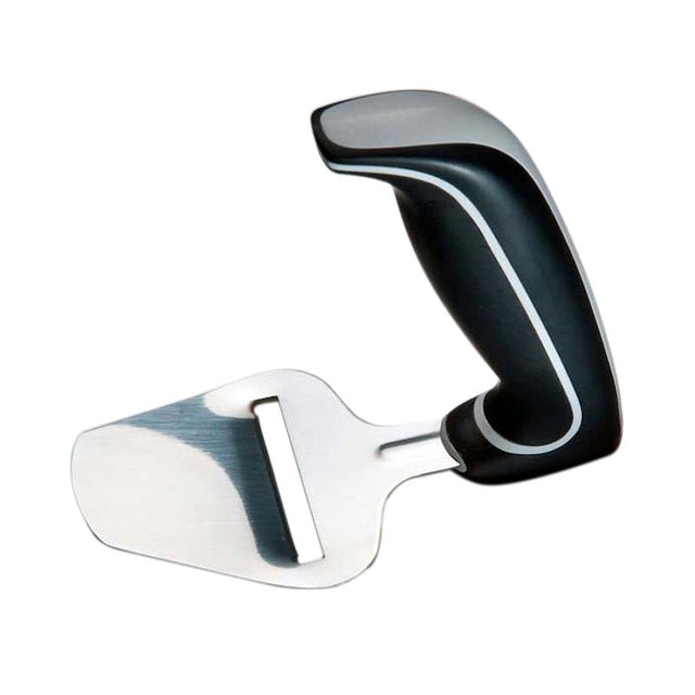 Ergonomisk osthyvel med vinklat svart och grått handtag och blankt stålblad mot vit bakgrund