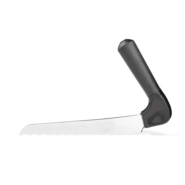 Ergonomisk brödkniv med vinklat svart soft-grip handtag och räfflad silverfärgad klinga, sedd från sidan