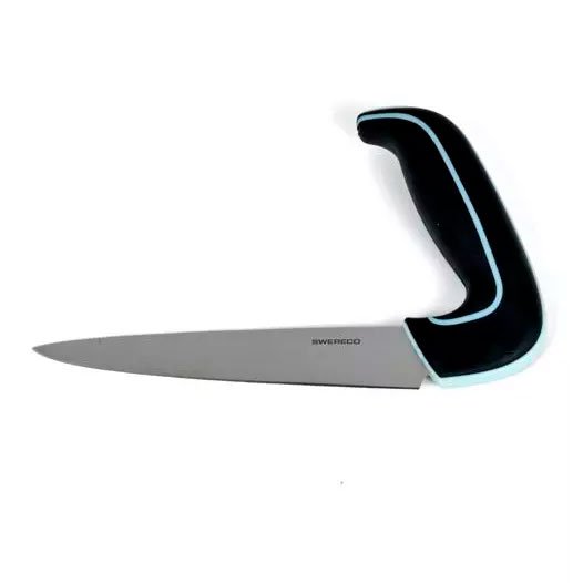 Ergonomisk kökskniv med svart vinklat handtag och ljusblå detaljer, silverfärgat knivblad