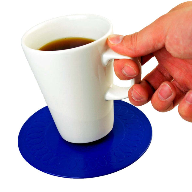 Blått runt halkskydd för kopp med en vit kaffekopp som hålls av en hand, visar dess halksäkra funktion
