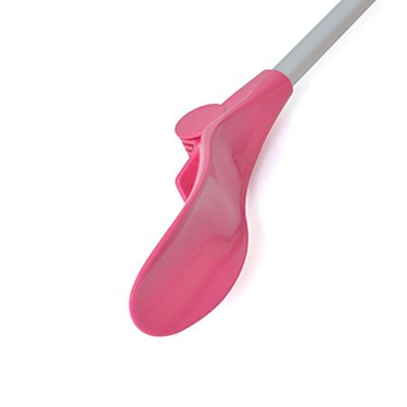 Närbild på den rosa, böjda änden av Butler Off strumpavdragare med en del av det vita skaftet