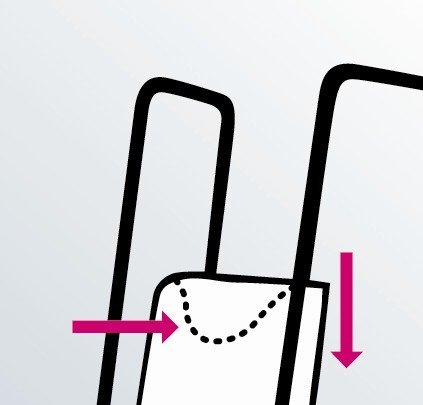 Detaljerad illustration av en vit strumpa som dras ner över strumpstativets ram med rosa pilar
