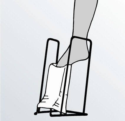 Illustration av en fot som förs in i en vit strumpa som sitter på det svarta strumpstativet