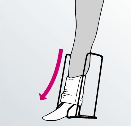 Illustration av en fot med strumpa på strumpstativet, som nu vinklas neråt med en rosa pil