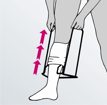 Illustration av en person som drar strumpstativet uppåt längs benet, med strumpan på väg upp