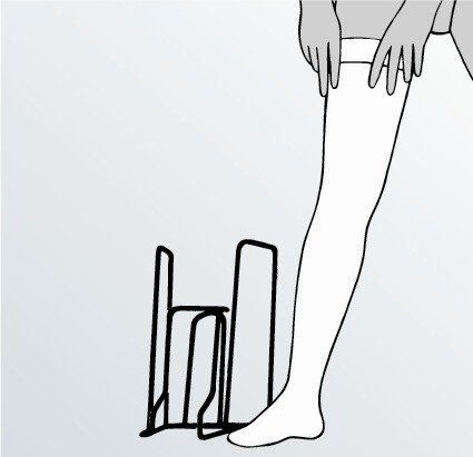 Illustration av en person med strumpan helt på benet, strumpstativet står bredvid på golvet