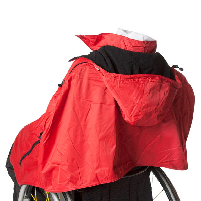Röd sommarponcho för rullstol, sedd bakifrån med huvan uppfälld och kragen synlig