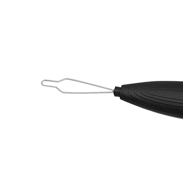 Närbild på knappknäpparens silverfärgade metallögla, designad för att knäppa knappar