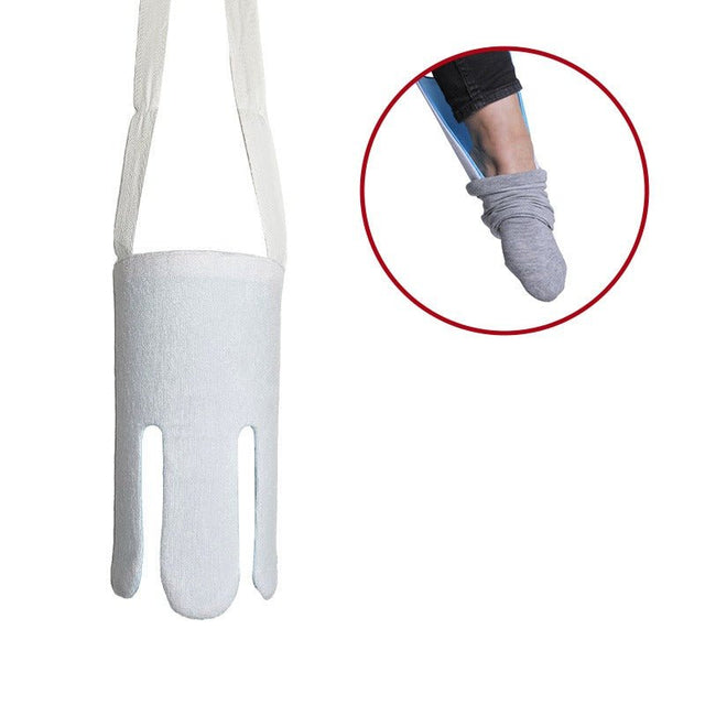 En vit strumppådragare med frotté och nylon, visar hur foten glider ner i strumpan