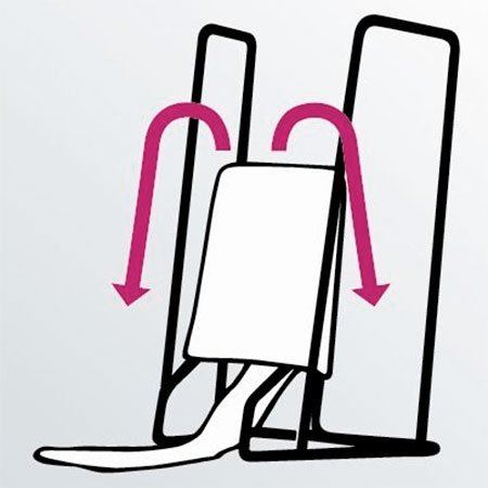 Illustration som visar hur en vit strumpa viks över det svarta strumpstativet, med rosa pilar
