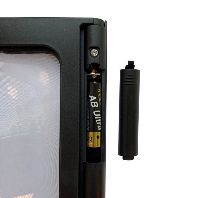 Närbild på bordsluppens batterifack med ett AAA-batteri insatt och locket bredvid