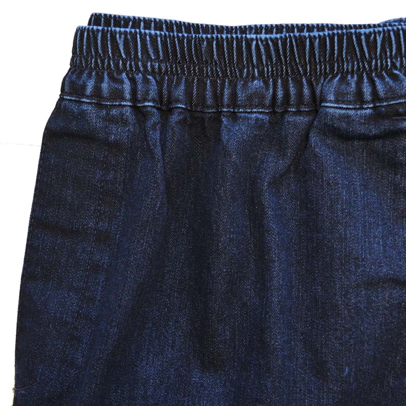 Närbild på den mörkblåa jeansens resår i midjan med tydlig struktur