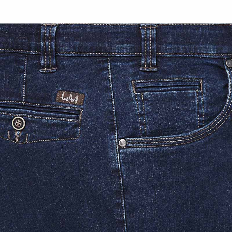 Detaljebillede af mørkeblå jeans med frontlomme, møntlomme og baglomme med knap og logo