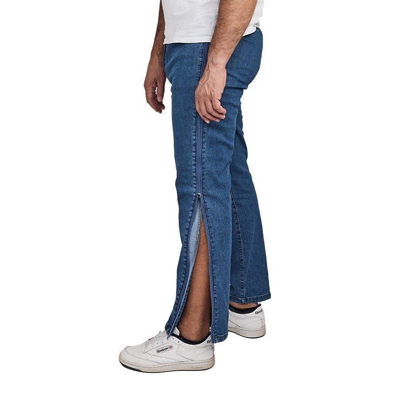 Blå Dobsom jeans med lynlås i siden, der er helt åben og viser benet, set fra siden