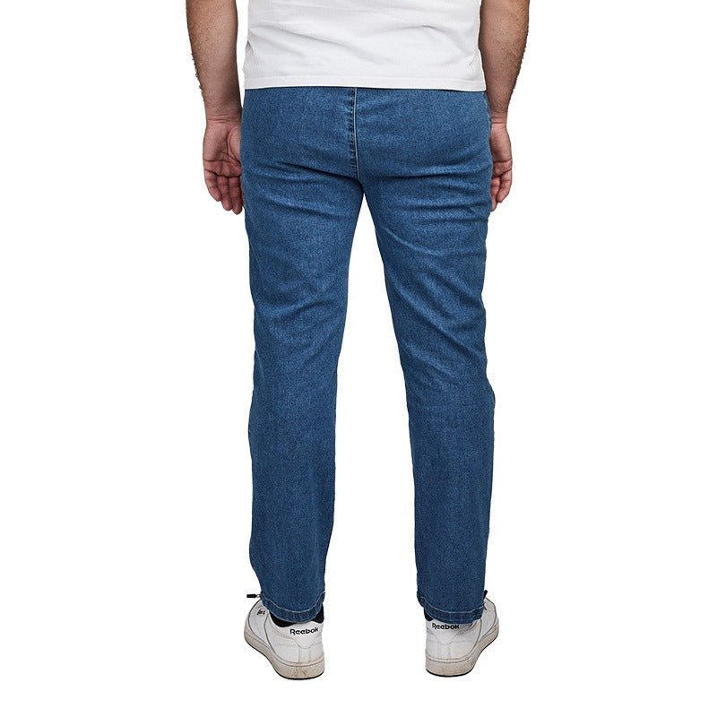 Blå Dobsom jeans med lynlås i siden set bagfra på en mand, der viser baglommen og pasformen