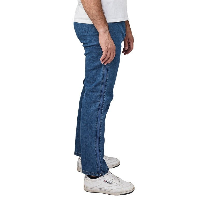 Blå Dobsom jeans med lynlås i siden, der er lukket, set fra siden på en mand
