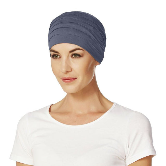 Blå yoga turban i bambuviskos med klassisk veckad stil, buren av en kvinna