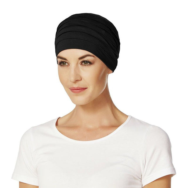 Svart yoga turban i bambuviskos med stilren veckning, buren av en kvinna