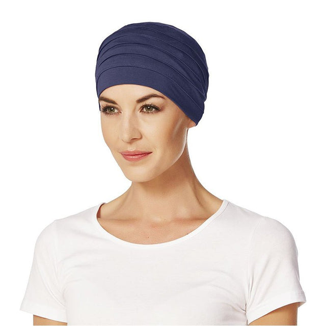 Mörkblå yoga turban i bambuviskos, med elegant veckad struktur, sedd på modell