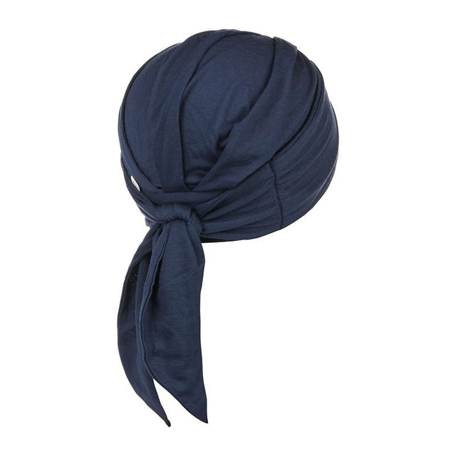 Mörkblå B.B. Beatrice turban sedd uppifrån på skyltdocka, visar veck och knut