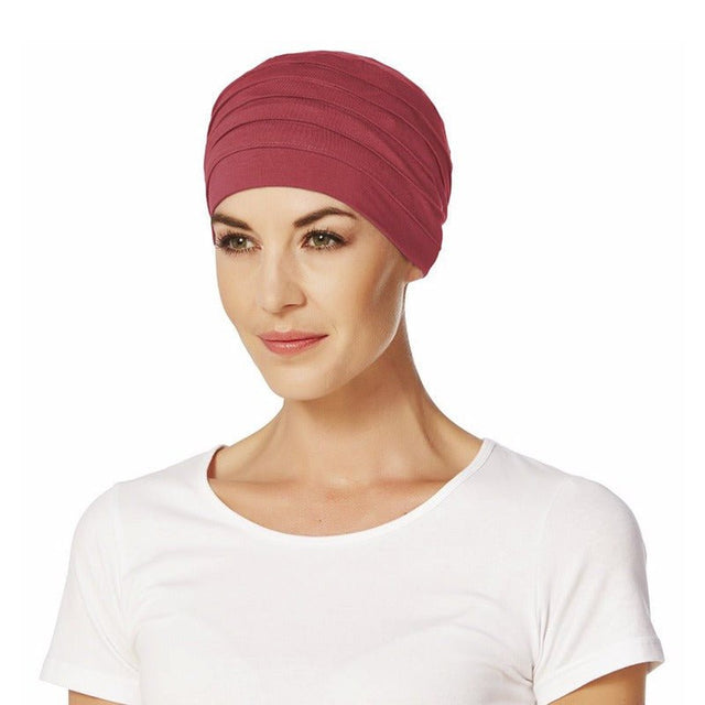 Kvinna bär en röd yoga turban i bambuviskos med veckad design, sedd framifrån