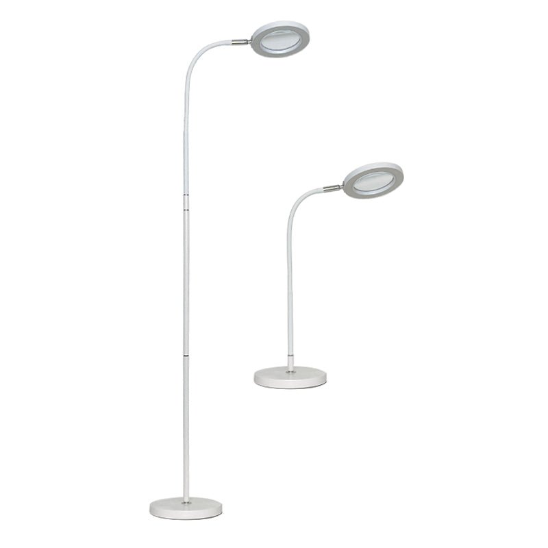 Hvid LED luplampe vist som gulvlampe og bordlampe med 3x forstørrelse