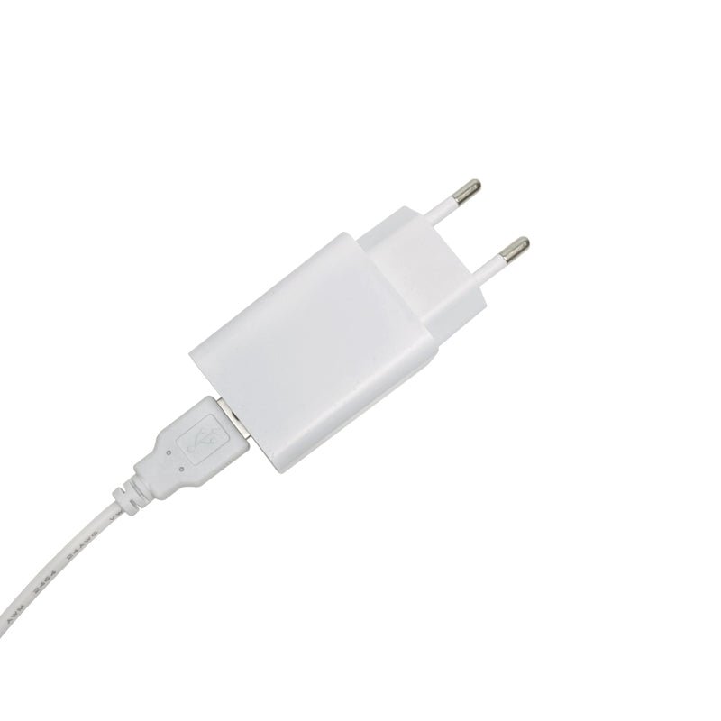 Nærbillede af den hvide strømadapter og USB-stikket til LED luplampen