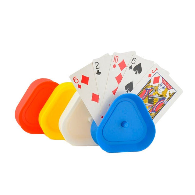 Fyra trekantiga spelkortshållare i orange, gul, vit och blå, där den blå håller spelkort
