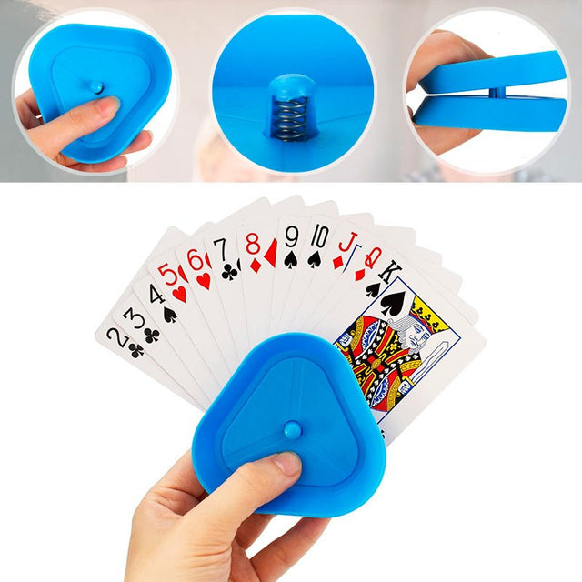 En hand håller en blå spelkortshållare med spelkort, samt detaljer av fjädern och hur den klämmer ihop