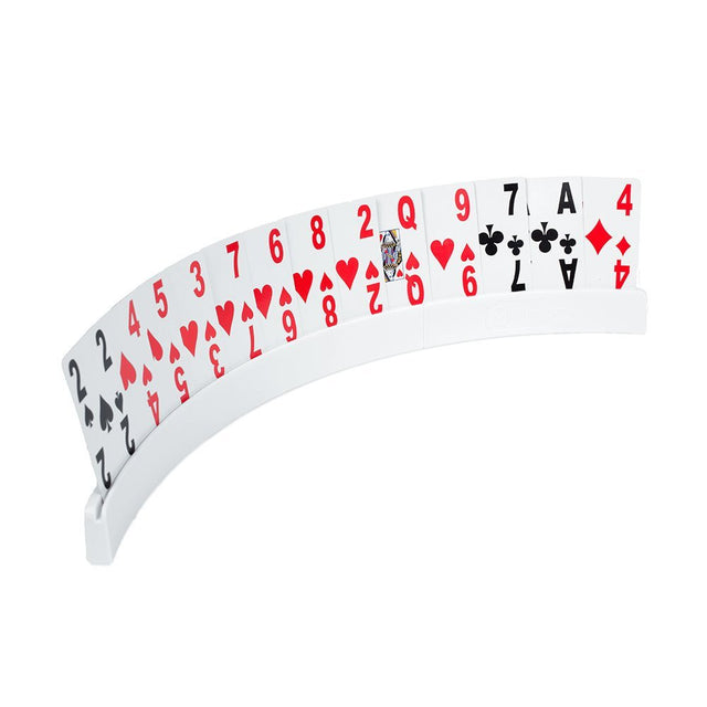 En lång vit spelkortshållare med en rad spelkort i olika färger och valörer, sedd framifrån