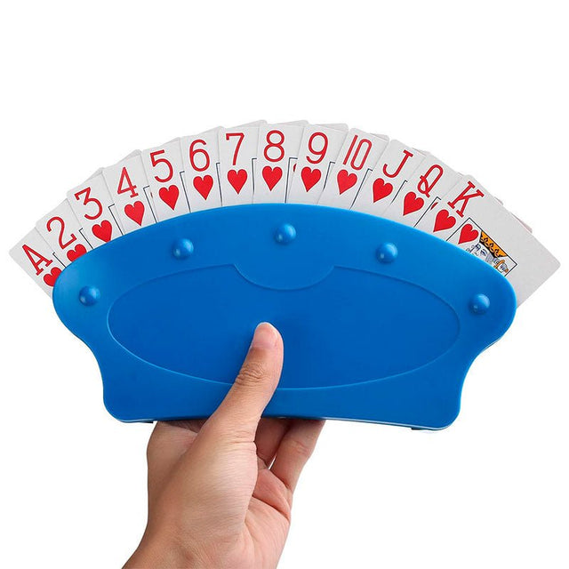 En blå spelkortshållare med spelkort i en hand, visar hur den kan hållas under spel
