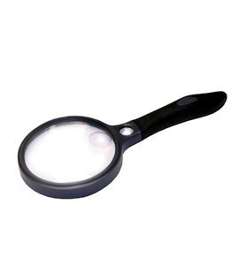 Svart förstoringsglas med ergonomiskt grepp och dubbla linser för 2x och 10x förstoring, sett framifrån