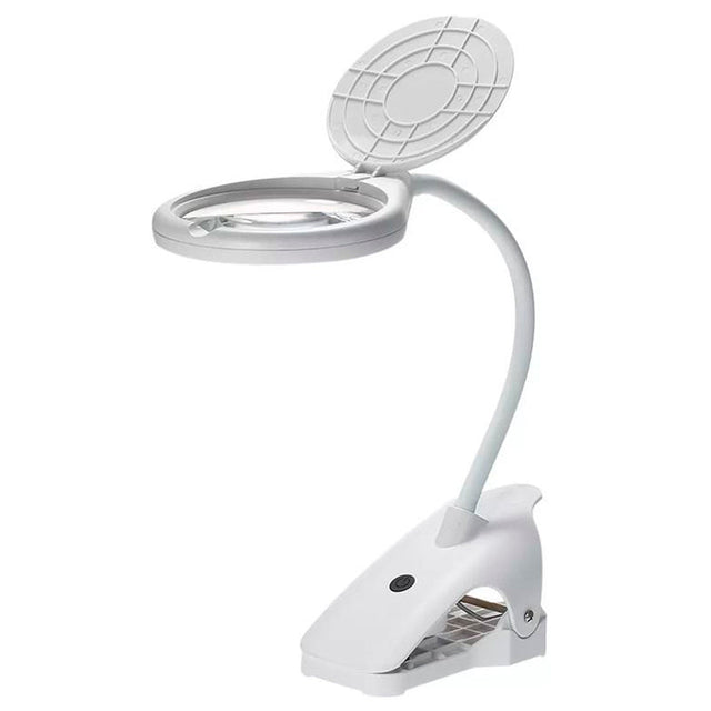 Vit bordslampa med lupp och flexibel arm, monterad på en klämma, med stängt dammskydd över förstoringsglaset