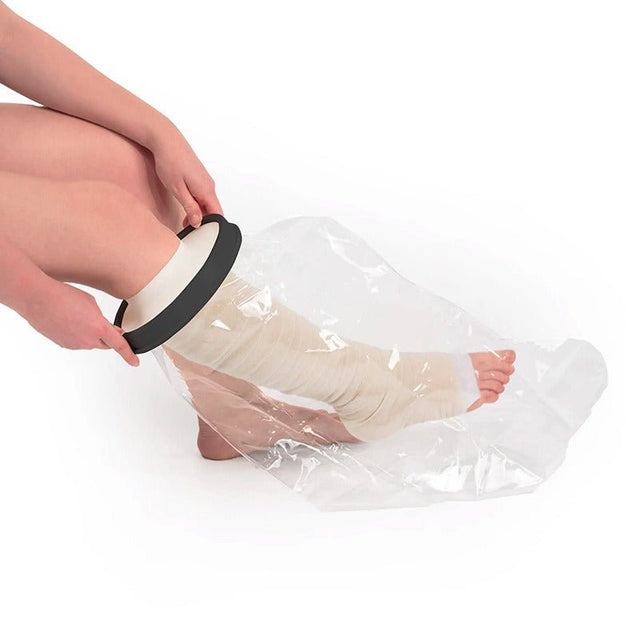 Duschskydd för bandage/gips som dras över ett bandagerat smalben och fot, med en svart gummiring och vit silikonförsegling