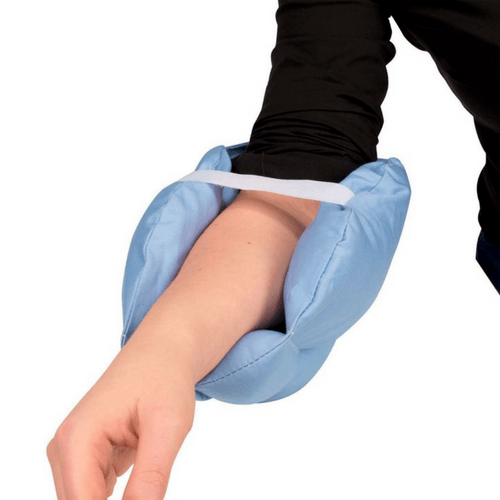 En arm med ett ljusblått, vadderat armbågsskydd som sitter runt armbågen
