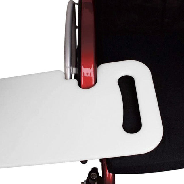 Närbild av den vita glidbrädan fäst vid en röd rullstols ram, med utskärningen runt däcket