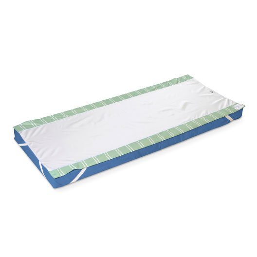 Vitt SatinSheet glidlakan med grön- och vitrandiga kanter, utlagt på en blå madrass med resårband