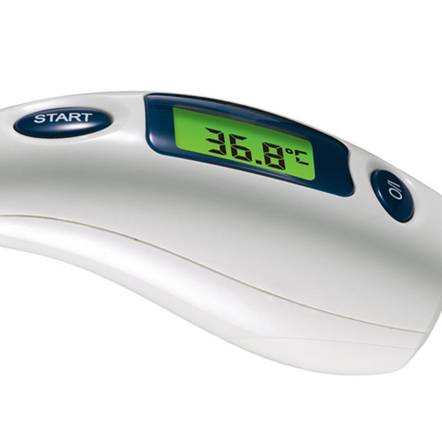 Närbild på den vita infraröda tinningstermometerns gröna digitala display som visar 36.8°C